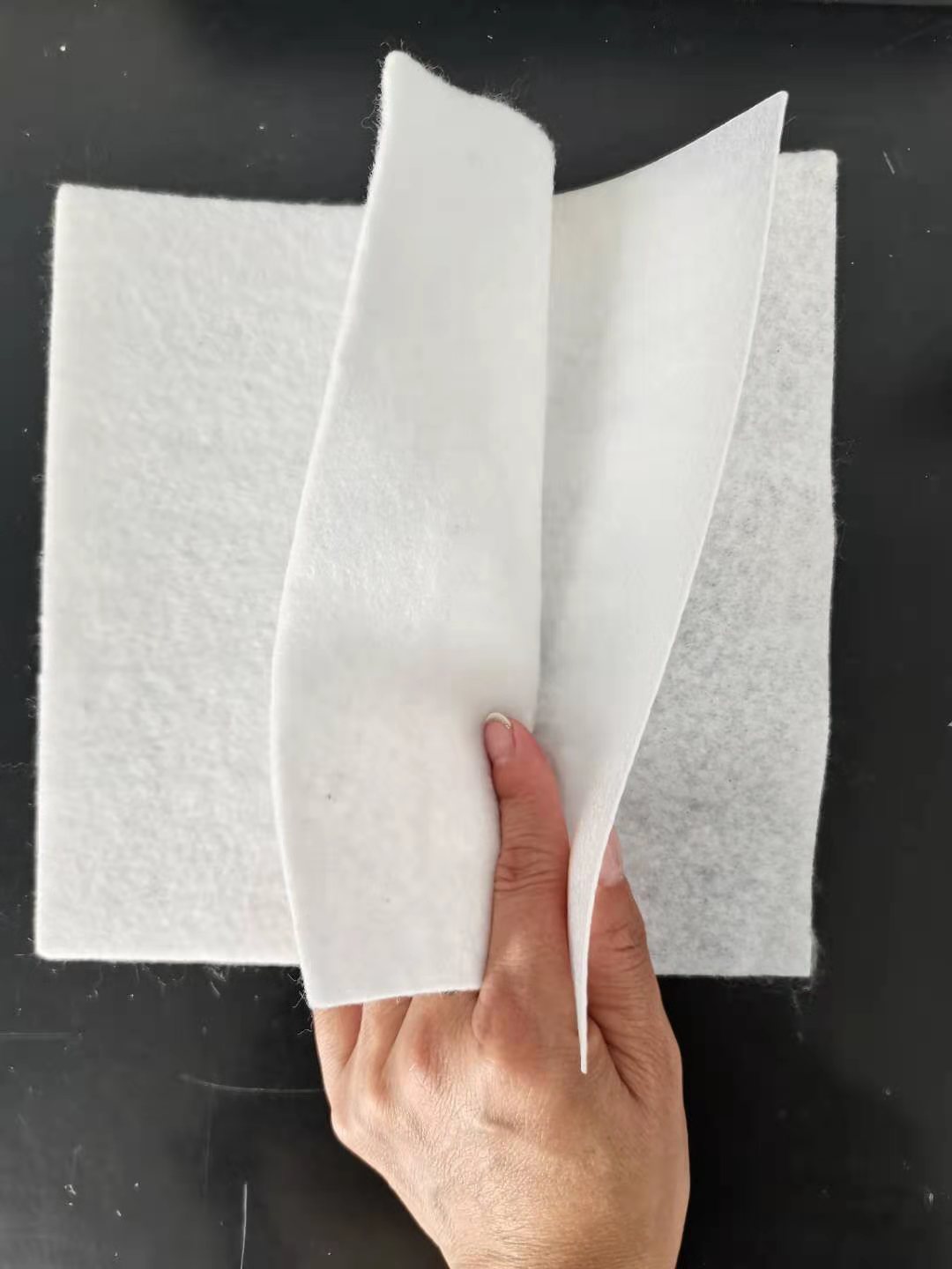 人工湖復(fù)合土工膜的施工方案